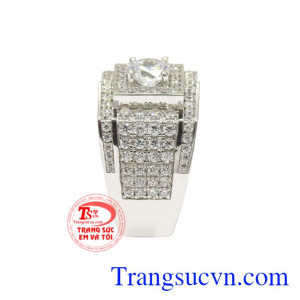 Sản phẩm không chỉ là món trang sức mà còn giúp phái mạnh thể hiện cá tính, nổi bật giữa đám đông.