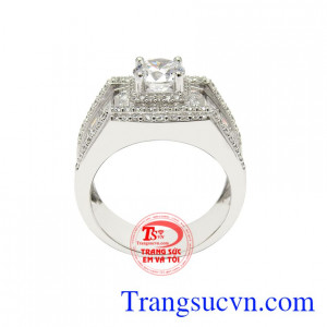 Sản phẩm được gắn đá CZ lấp lánh càng làm tăng thêm sự nổi bật trong từng đường nét.