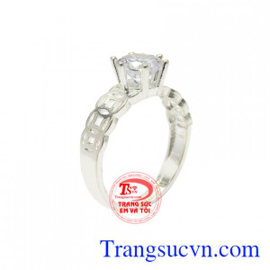 Nhẫn bạc nữ kim tiền được thiết kế với những đồng xu nối liền nhau.