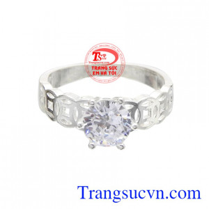Sản phẩm còn được đính đá CZ càng làm cho chiếc nhẫn thêm phần nổi bật và thời trang.