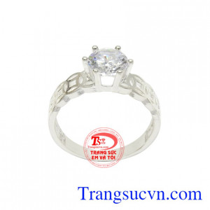 Khác với những trang sức khác chỉ có tác dụng làm đẹp mà nó còn có ý nghĩa phong thuỷ với khả năng mang lại may mắn, tài lộc và tiền tài cho người đeo.