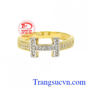 Kết hợp vàng tây cùng những viên đá cz lấp lánh giúp chiếc nhẫn trở nên thu hút hơn. Nhẫn chữ H phong cách