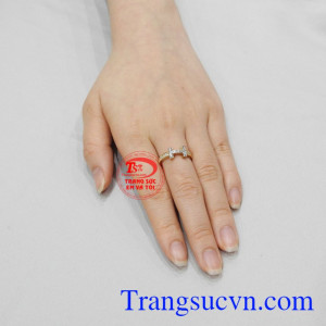 Nhẫn chữ H phong cách