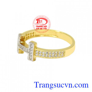 Với chiếc nhẫn này, các bạn gái thỏa sức kết hợp cùng những trang phục cá tính. Nhẫn chữ H phong cách