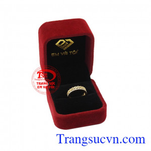 Dịp đầu năm chính là lúc rất nhiều khách hàng lựa chọn nhẫn kim tiền với ước ao một năm mới sẽ gặp vận may, làm ăn kinh doanh thuận lợi. Nhẫn kim tiền tài lộc phái đẹp