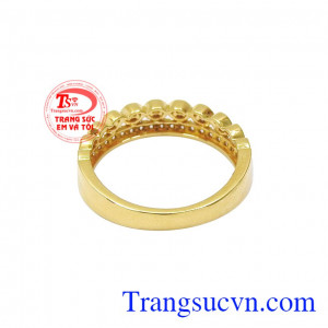 Những đồng kim tiền được kết nối với nhau mang đến sự may mắn trong tiền tài, giàu có và sung túc. Nhẫn kim tiền tài lộc phái đẹp