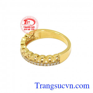 Thiết kế nổi bật giúp người dùng càng thêm sành điệu. Nhẫn kim tiền tài lộc phái đẹp