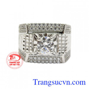 Sản phẩm cũng dễ dàng kết hợp với nhiều kiểu trang phục mang lại phong cách thời trang riêng cho người đeo.