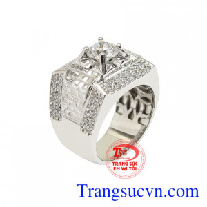 Nhẫn nam bạc đẳng cấp phái mạnh được chế tác tinh xảo, sắc nét, xi vàng trắng và gắn đá CZ cao cấp.