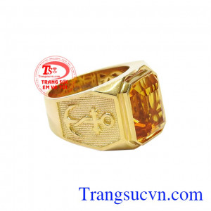 Kết hợp vàng tây 14k cùng đá thạch anh vàng đã tạo nên chiếc nhẫn vừa sang trọng lịch lãm, vừa hợp phong thủy. Nhẫn nam thạch anh vàng tài lộc