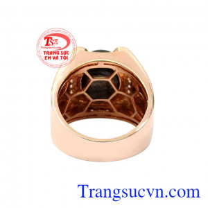 Ngoài ra các nhà chế tác cũng khéo léo kết hợp với những viên kim cương thiên nhiên để giúp chiếc nhẫn thêm nổi bật hơn. Nhẫn nam vàng hồng sapphire sang trọng