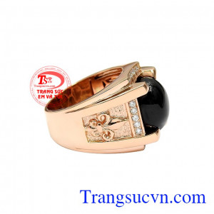 Điểm nhấn chính là viên sapphire thiên nhiên mang tới tài lộc và may mắn cho gia chủ. Nhẫn nam vàng hồng sapphire sang trọng