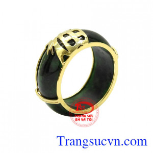 Nhẫn ngọc bọc vàng chất lượng được chế tác tinh xảo từ vàng 10k và ngọc cẩm thạch.