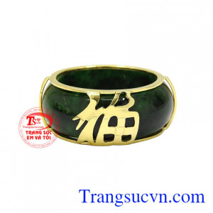 Do đó người ta tin rằng đeo các sản phẩm chạm khắc hình chữ Phúc sẽ mang đến nhiều may mắn về tài lộc và hạnh phúc.
