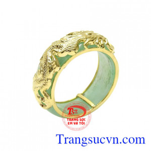 Nhẫn ngọc cẩm thạch rồng vàng được chế tác độc đáo từ vàng 10k vàng ngọc cẩm thạch chất lượng.