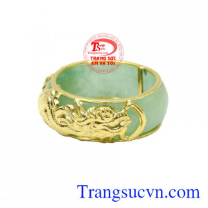 Do đó mà các sản phẩm được chạm khắc hình rồng được nhiều phái mạnh ưa chuộng.