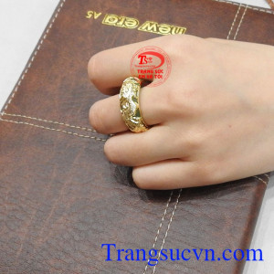 Nhẫn ngọc cẩm thạch rồng vàng