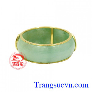 Nhẫn ngọc cẩm thạch rồng vàng tinh tế.