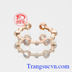 Kết hợp vàng hồng cùng đá mặt trăng và kim cương thiên nhiên đã mang đến chiếc nhẫn hoàn hảo. Nhẫn nữ đá mặt trăng ấn tượng