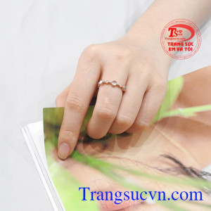 Sản phẩm bảo hành uy tín, giao hàng trên toàn quốc. Nhẫn nữ đá mặt trăng ấn tượng