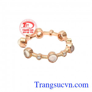 Một số người cho rằng, đá mặt trăng giúp bảo vệ và tăng cường trí não, giảm căng thẳng mệt mỏi, khơi dậy ước mơ, tính cách tốt đẹp bên trong con người. Nhẫn nữ đá mặt trăng ấn tượng