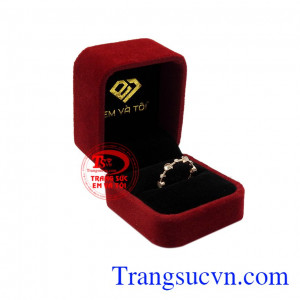 Nhẫn nữ đá mặt trăng ấn tượng