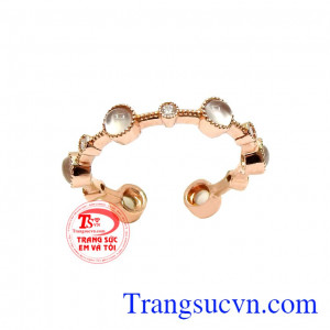 Nhẫn nữ đá mặt trăng ấn tượng bởi thiết kế độc đáo, hợp thời trang. 