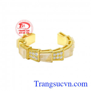 Sản phẩm dễ dàng cho các chị em kết hợp cùng trang phục và phụ kiện khác nhau. Nhẫn nữ đá mặt trăng cá tính