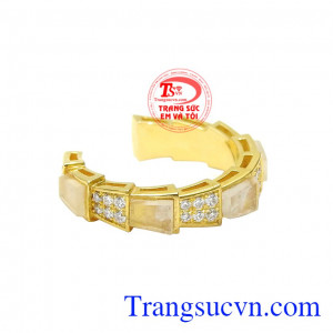 Nổi bật là những viên đá mặt trăng hợp phong thủy, mang đến sự thư giãn, giảm căng thẳng mệt mỏi. Nhẫn nữ đá mặt trăng cá tính