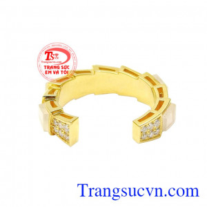 Các viên kim cương thiên nhiên lấp lánh giúp chiếc nhẫn trở nên thu hút hơn. Nhẫn nữ đá mặt trăng cá tính