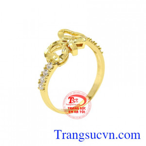 Nhẫn nữ hình nơ dễ thương với thiết kế tinh xảo mang đến một sản phẩm ấn tượng cho người dùng.