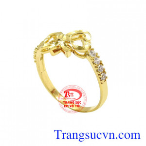 Điểm nhấn của chiếc nhẫn là hình nơ xinh xắn mang đến vẻ đáng yêu và vô cùng trẻ trung cho nữ giới.