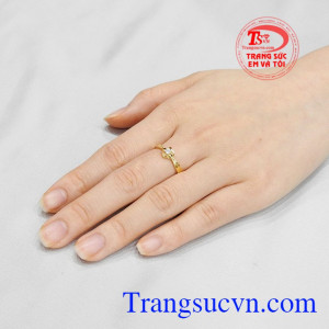 Nhẫn nữ hoa vàng thanh tú