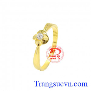 Từng đường nét được chế tác tỉ mỉ từ đôi bàn tay người thợ kim hoàn đã mang tới một chiếc nhẫn đẹp mắt. Nhẫn nữ hoa vàng thanh tú