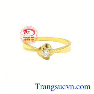 Sản phẩm chế tác từ vàng tây 10k bền đẹp, sáng bóng. Nhẫn nữ hoa vàng thanh tú