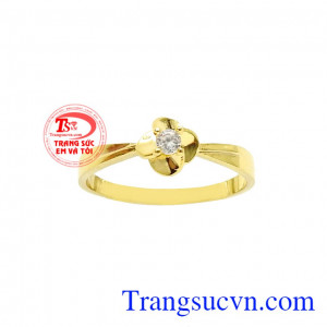 Thiết kế dành tặng riêng cho những cô nàng nữ tính. Nhẫn nữ hoa vàng thanh tú