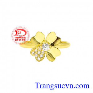 Sản phẩm dễ dàng kết hợp cùng nhiều kiểu trang phục. Nhẫn nữ hoa vàng tinh tế