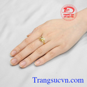 Nhẫn nữ hoa vàng tinh tế bảo hành uy tín, giao hàng toàn quốc. 