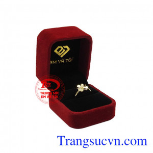 Đây cũng là một gợi ý hay để dành tặng cho người phụ nữ của bạn. Nhẫn nữ hoa vàng tinh tế