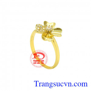 Nhẫn nữ hoa vàng tinh tế dành tặng cho phái đẹp. 