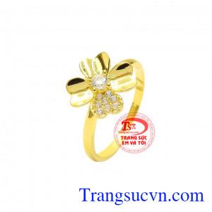 Những cánh hoa được chế tác tỉ mỉ, khéo léo kết hợp cùng các viên đá cz nhỏ càng làm cho chiếc nhẫn lấp lánh và nổi bật. Nhẫn nữ hoa vàng tinh tế