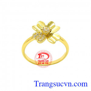 Thiết kế nữ tính giúp người dùng càng thêm ấn tượng và thu hút hơn. Nhẫn nữ hoa vàng tinh tế
