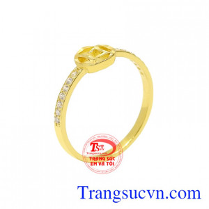 Nhẫn nữ kim tiền tài lộc được thiết kế tinh xảo trên chất liệu vàng 10k chất lượng.