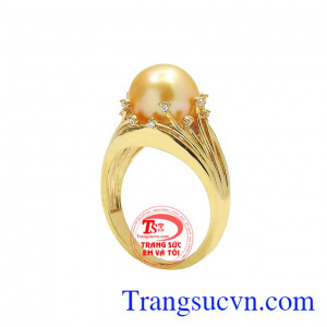 Nhẫn nữ ngọc trai rạng ngời nổi bật với thiết kế tinh tế, khéo léo tôn lên nét đẹp trên đôi tay người dùng.