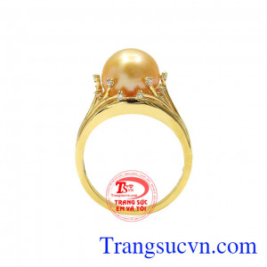 Từng đường nét và các chi tiết kết hợp cách hài hòa khiến người dùng cũng như đang tỏa sáng. Nhẫn nữ ngọc trai rạng ngời