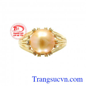 Sản phẩm có thể kết hợp cùng nhiều kiểu trang phục, đặc biệt là với những bộ đầm hoặc áo dài. Nhẫn nữ ngọc trai rạng ngời