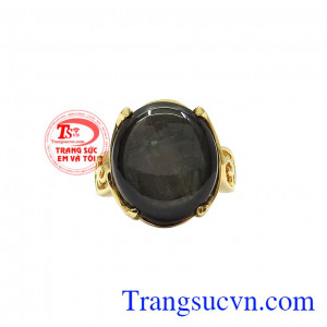 Sapphire sao thiên nhiên hợp mệnh mang lại cảm giác êm đềm, khai thông tâm trí, giảm căng thẳng và mệt mỏi. Nhẫn nữ sapphire sao quý phái