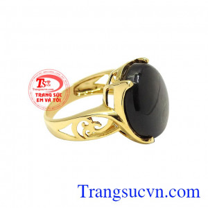 Đây cũng là loại đá biểu tượng của sự vẹn toàn, hạnh phúc trong tình yêu. Nhẫn nữ sapphire sao quý phái