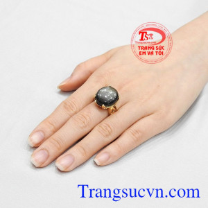 Sản phẩm nhận đặt chế tác theo yêu cầu, giao hàng trên toàn quốc. Nhẫn nữ sapphire sao quý phái