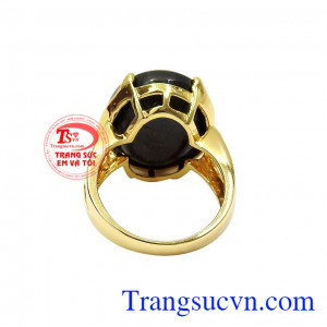 Thiết kế sang trọng giúp người đeo trở nên xinh đẹp và ấn tượng hơn. Nhẫn nữ sapphire sao quý phái